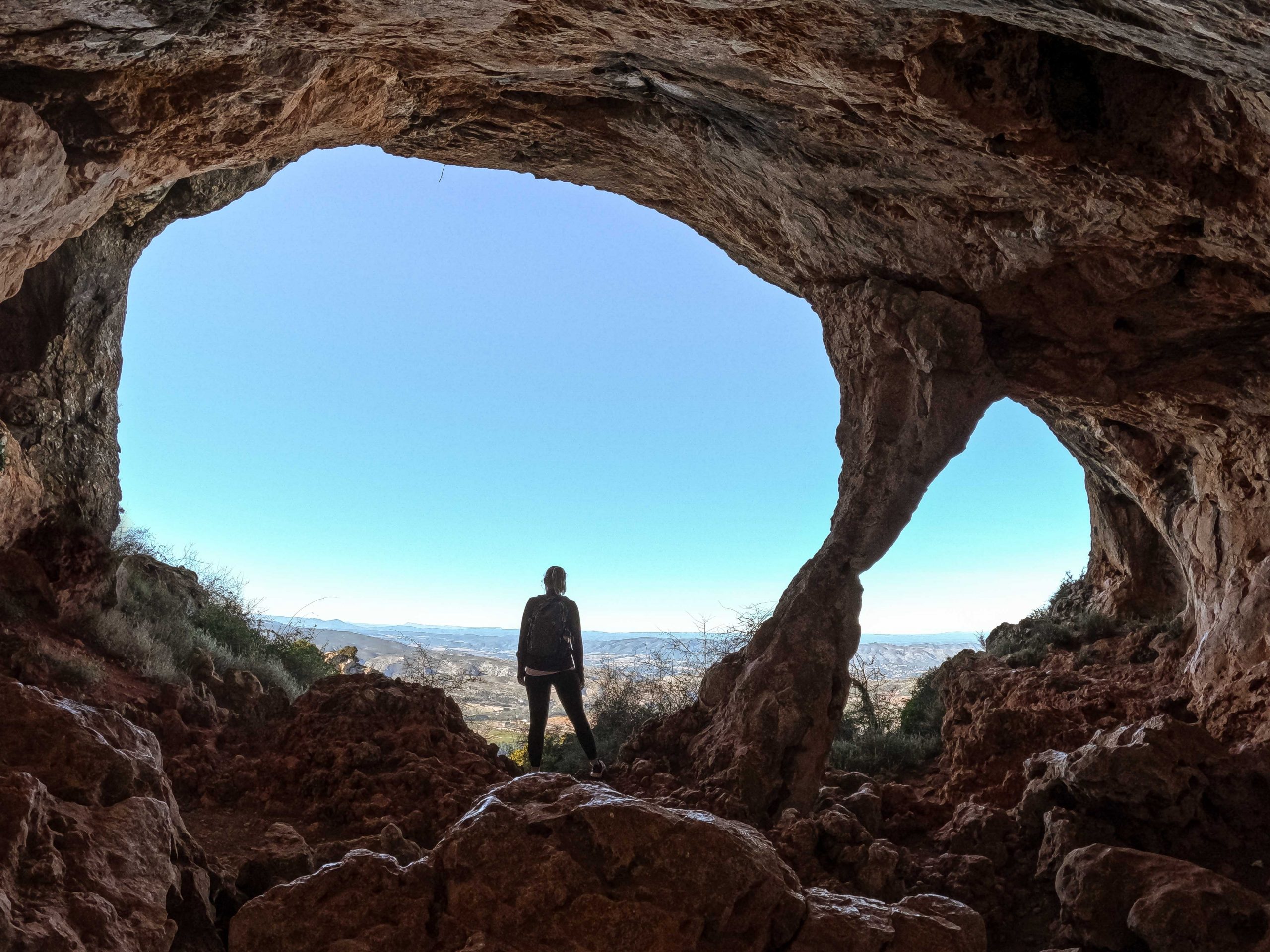 Lee más sobre el artículo La Cova de Bolumini, una preciosa cueva en la Serra de Mariola